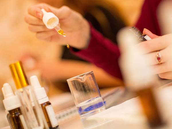 Công dụng của tinh dầu gốc nước hoa