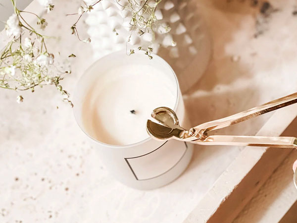 Cắt ngắn bấc nến thơm